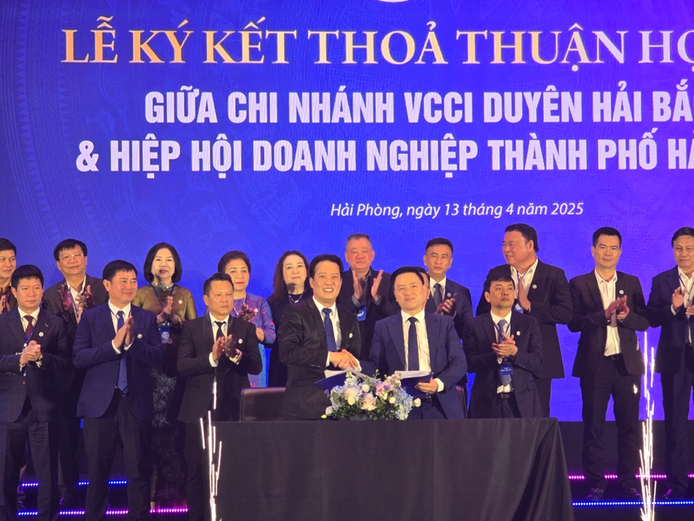 Lễ ký kết thỏa thuận hợp tác giữa Hiệp hội doanh nghiệp và Chi nhánh VCCI Duyên hải Bắc bộ. Ảnh: Thanh Sơn