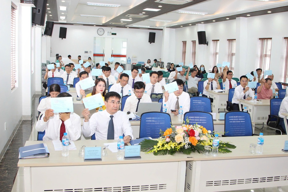 Các cổ đông biểu quyết thông qua các nội dung được trình tại đại hội. Ảnh: Thanh Sơn
