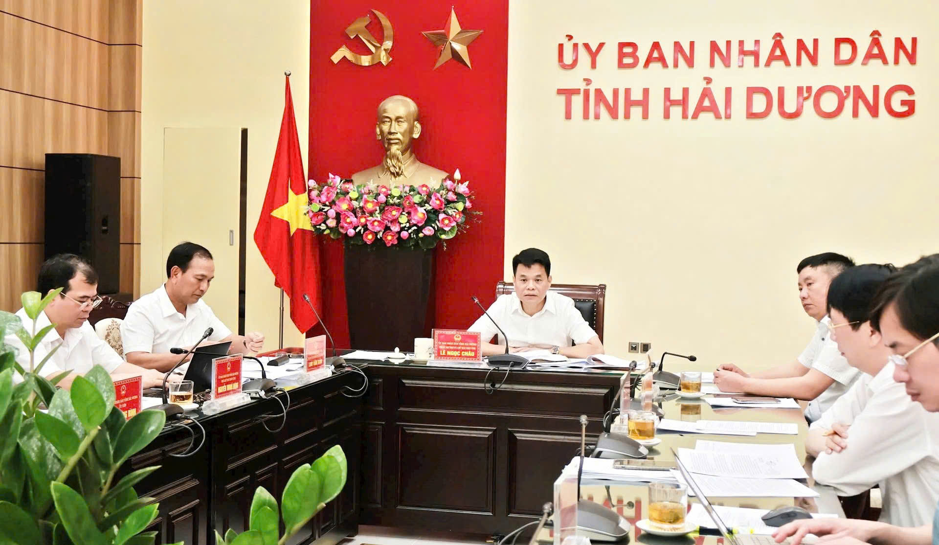 Ông Lê Ngọc Châu, Chủ tịch UBND tỉnh Hải Dương chủ trì phiên họp tháng 4 (lần 2) của UBND tỉnh
