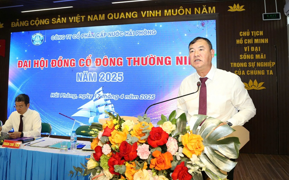 Ông Trần Văn Dương, Tổng giám đốc Công ty cổ phần Cấp nước Hải Phòng báo cáo về kết quả hoạt động sản xuất năm 2024. Ảnh: Thanh Sơn