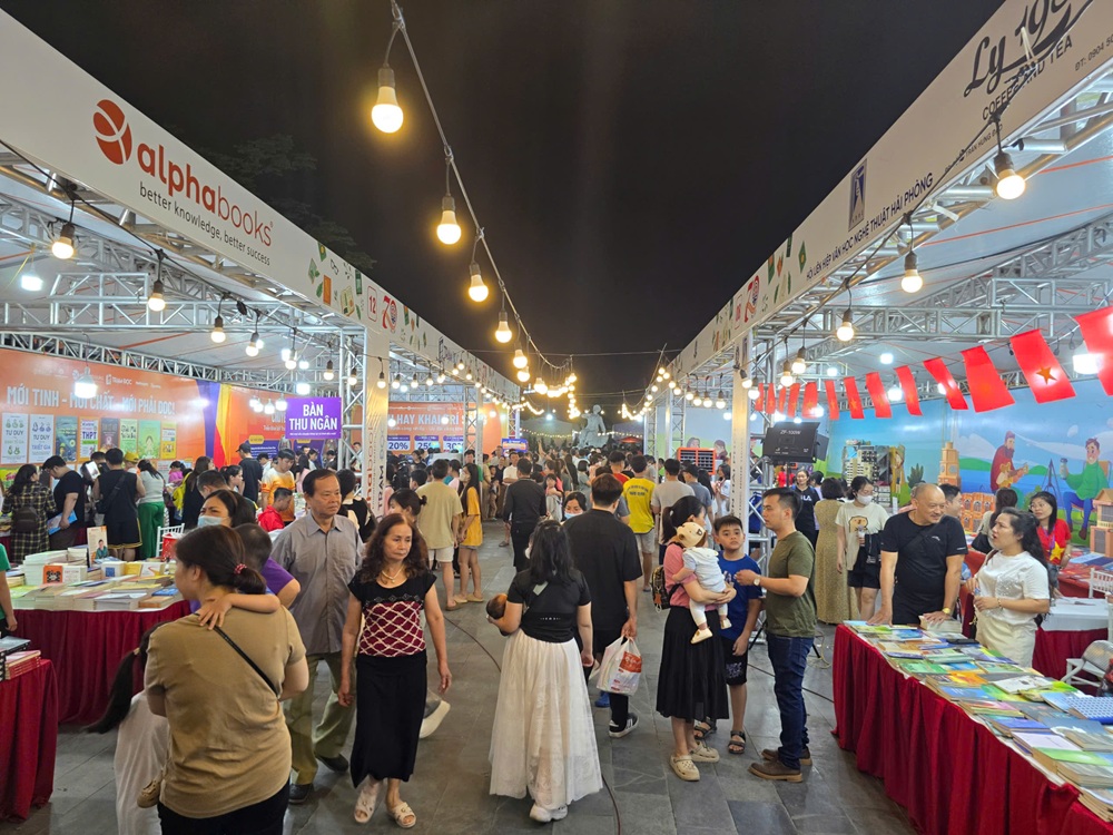 Đường sách Hải Phòng năm 2025 thu hút rất đông người dân và du khách. Ảnh: Thanh Sơn