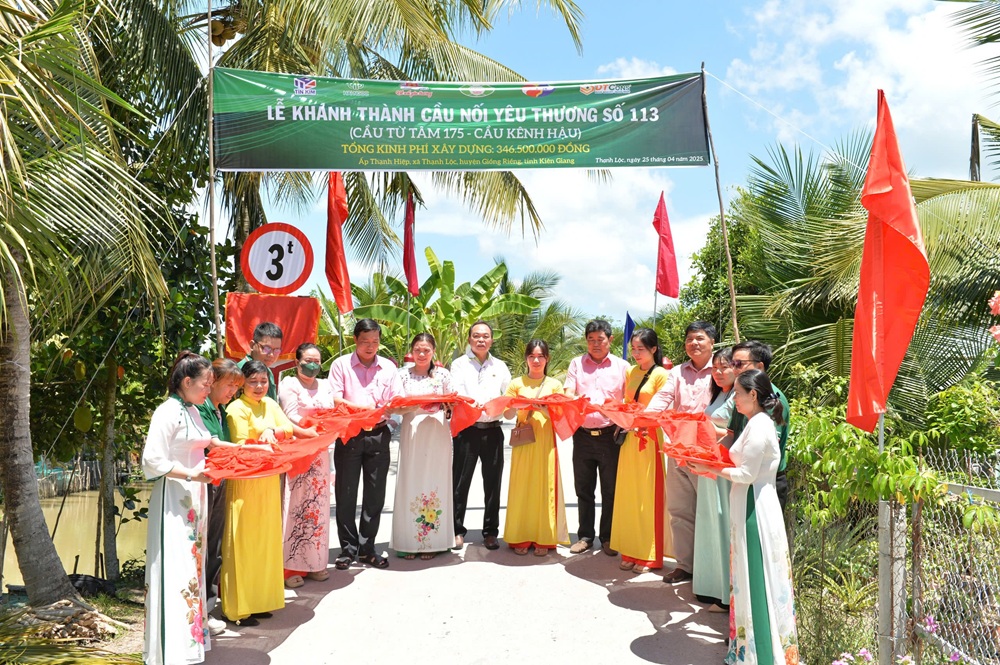 Cầu nối yêu thương số 113 được khánh thành vào ngày 25.4 tại xã Thạnh Lộc, huyện Giồng Riềng, tỉnh Kiên Giang
