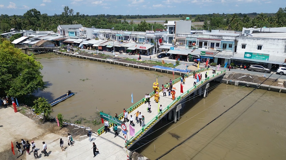 Cầu nối yêu thương số 118 - cây cầu bắc qua dòng kênh Trực Thăng, xã Vĩnh Viễn A, huyện Long Mỹ, tỉnh Hậu Giang