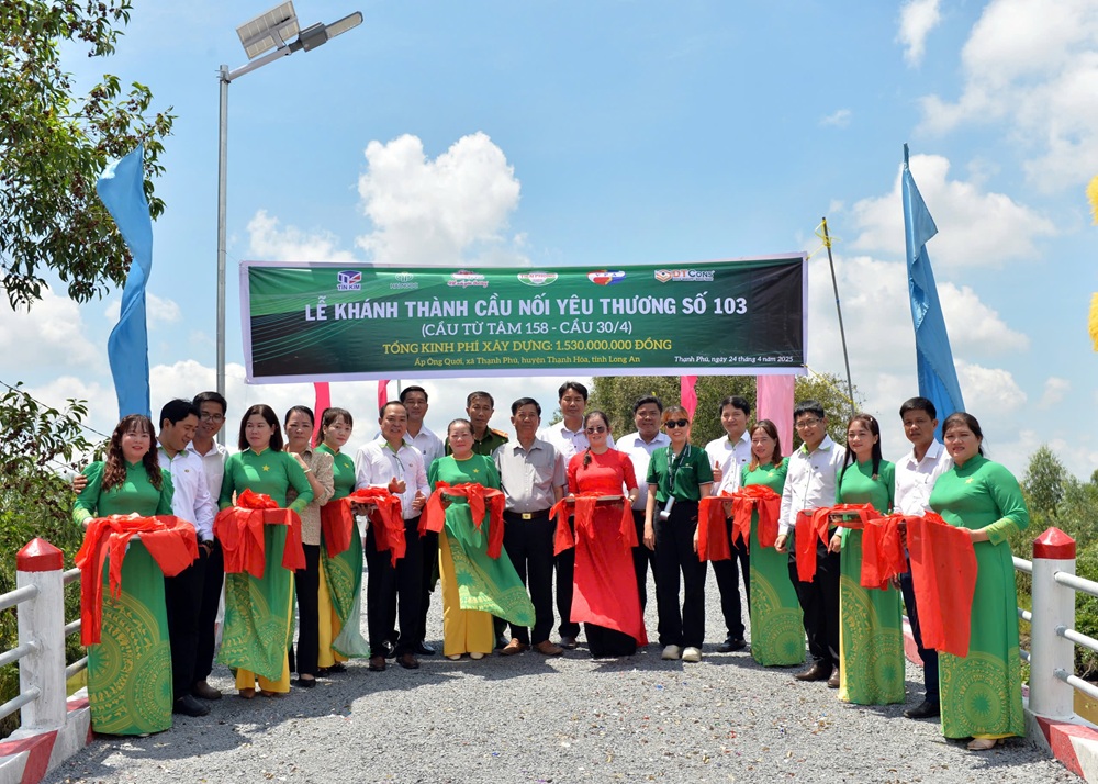 Lễ khánh thành cầu nối yêu thương số 103 (cầu 30.4) diễn ra ngày 24.4 tại ấp Ông Quới, xã Thạnh Phú, huyện Thạnh Hóa, tỉnh Long An