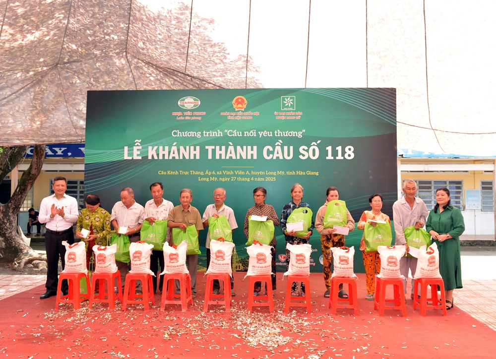 Trao tặng các phần quà cho các gia đình có hoàn cảnh khó khăn, gia đình chính sách và các suất học bổng dành cho học sinh giỏi vượt khó