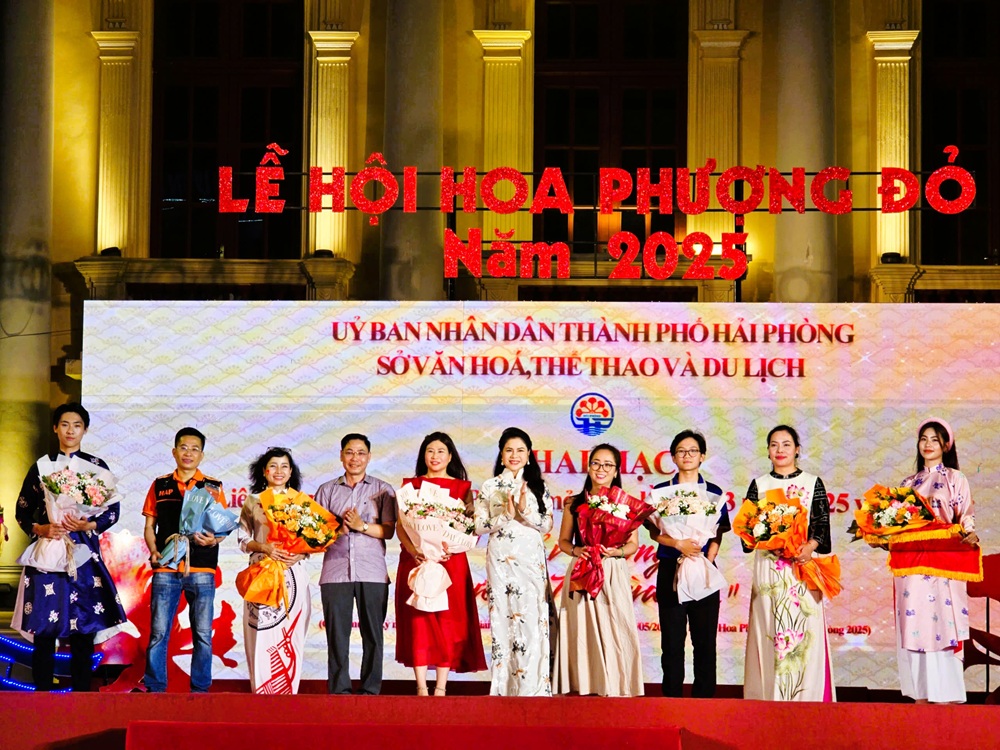Bà Trần Thị Hoàng Mai, Giám đốc Sở Văn hóa, Thể thao và Du lịch Hải Phòng tặng hoa các đơn vị tham gia Liên hoan