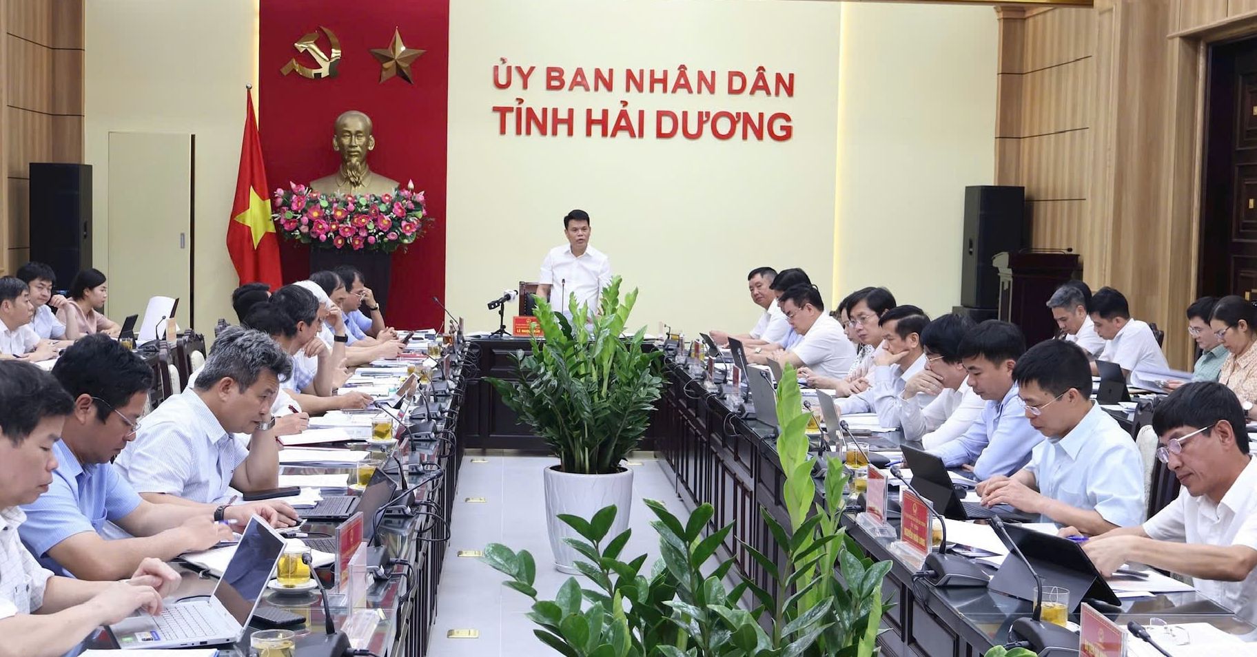 Ông Lê Ngọc Châu, Chủ tịch UBND tỉnh Hải Dương chỉ đạo tại cuộc họp về tiến độ thực hiện các Dự án đầu tư công trên địa bàn tỉnh ngày 6/5.