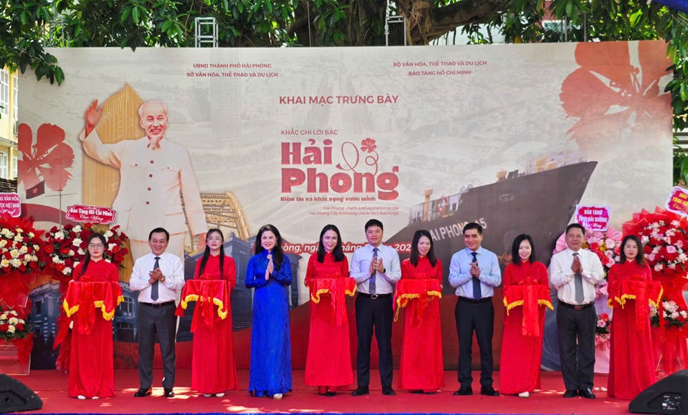 Các đại biểu cắt băng khai mạc trưng bày chuyên đề “Khắc ghi lời Bác, Hải Phòng – Niềm tin và khát vọng vươn mình”