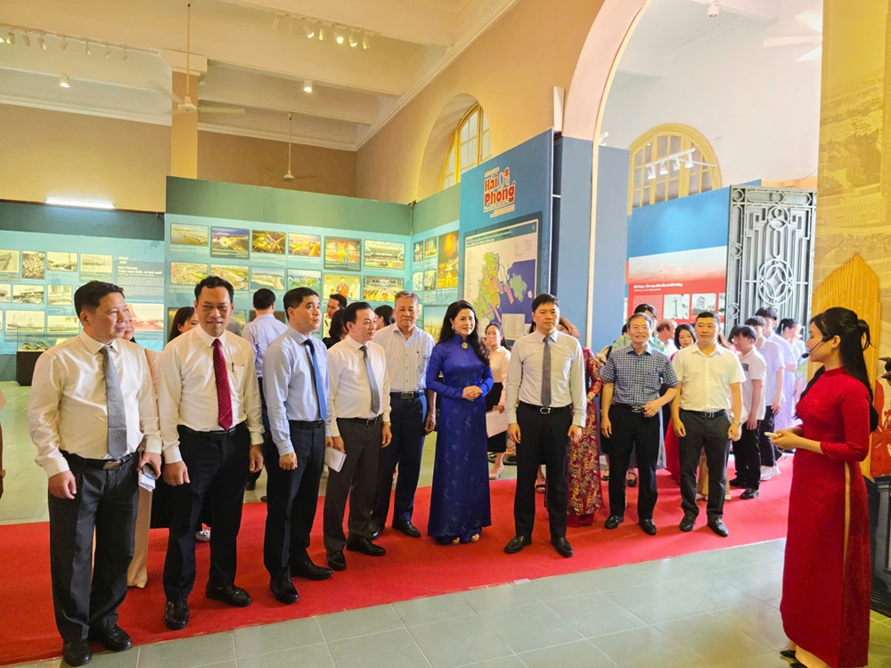 Các đại biểu tham quan trưng bày chuyên đề