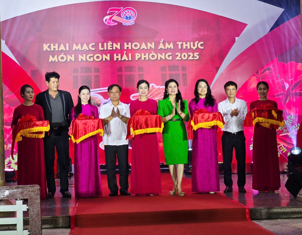 Các đại biểu cắt băng khai mạc Liên hoan ẩm thực món ngon Hải Phòng