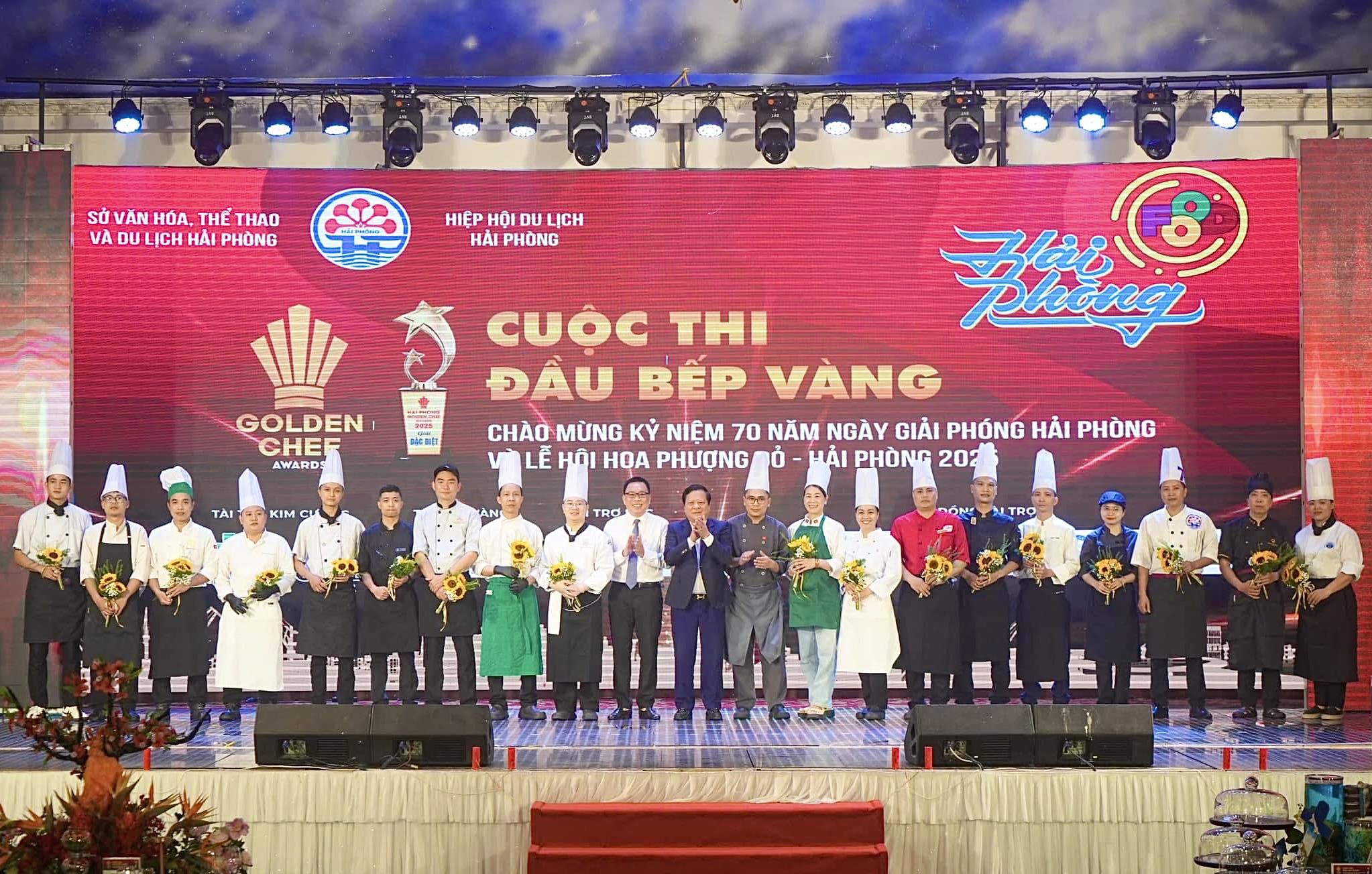 Ông Vũ Huy Thưởng, Phó giám đốc Sở Văn hoá, Thể thao và Du lịch Hải Phòng và ông Mai Xuân Thắng, Chủ tịch Hiệp hội Du lịch Hải Phòng trao hoa tặng 19 đội thi tham gia Cuộc thi Đầu bếp vàng