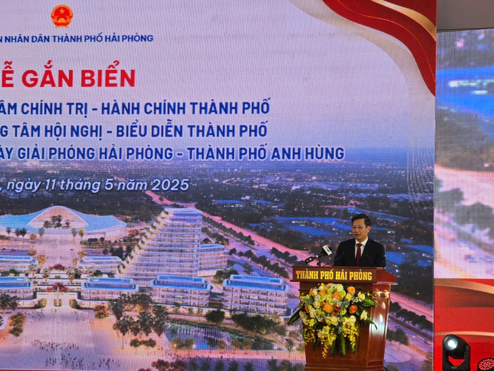 Ông Lê Anh Quân, Phó chủ tịch Thường trực UBND TP. Hải Phòng phát biểu tại lễ gắn biển 2 công trình trọng điểm của TP. Hải Phòng