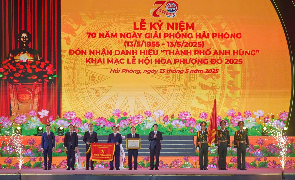 Chủ tịch nước Lương Cường trao danh hiệu Thành phố Anh hùng cho Đảng bộ, quân và dân TP. Hải Phòng