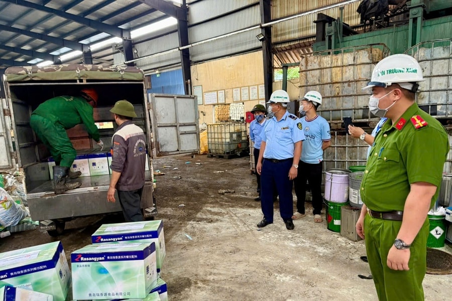 Lực lượng chức năng của Hải Dương vừa phát hiện, tiêu hủy hàng trăm gói phụ gia thực phẩm không rõ nguồn gốc, xuất xứ được tịch thu tại một hộ kinh doanh ở TP Chí Linh. Ảnh: Chi cục Quản lý thị trường tỉnh Hải Dương