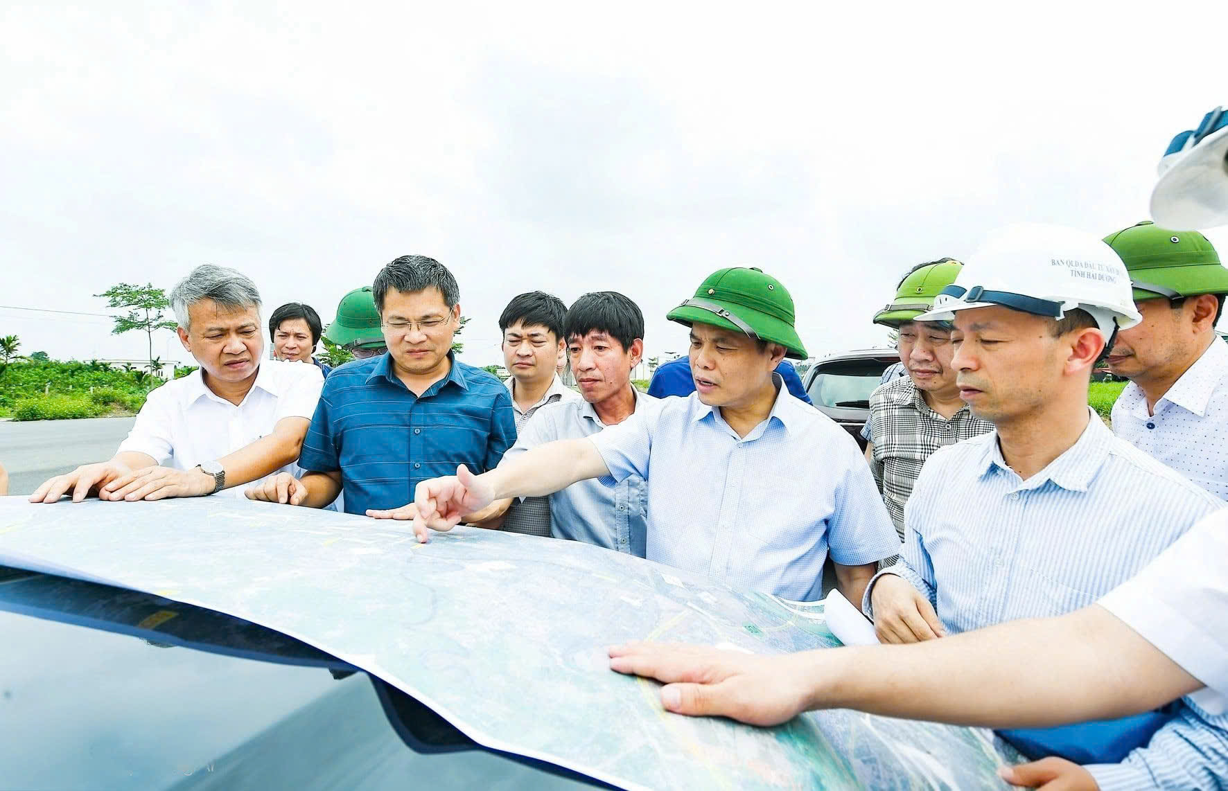 Ông Lê Ngọc Châu, Chủ tịch UBND tỉnh Hải Dương trong lần kiểm tra, khảo sát hướng tuyến Dự án xây dựng tuyến đường tốc độ cao nối tỉnh Hải Dương với TP. Hải Phòng. Ảnh: Phương Linh