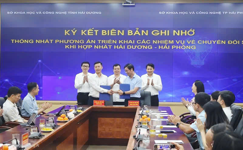 Lãnh đạo Sở Khoa học và Công nghệ Hải Dương và Sở Khoa học và Công nghệ Hải Phòng ký kết biên bản ghi nhớ về phương án triển khai các nhiệm vụ về chuyển đổi số khi hợp nhất thành phố Hải Phòng và tỉnh Hải Dương