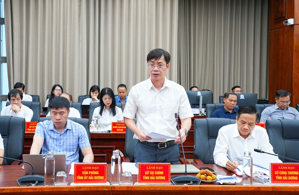 Ông Nguyễn Trọng Tuệ, Giám đốc Sở tài chính Hải Dương báo cáo tại buổi làm việc