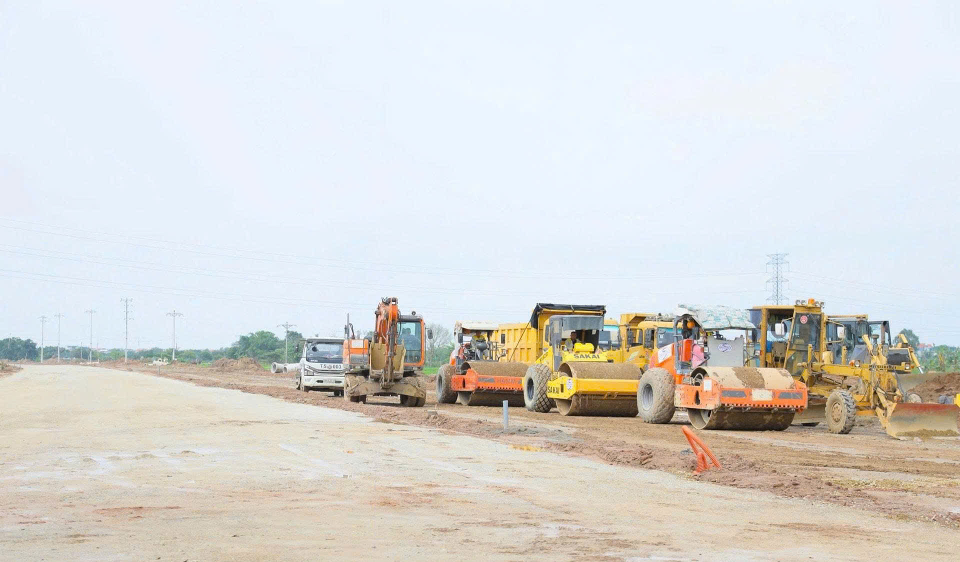 Công trường thi công Dự án Đầu tư xây dựng đường dẫn cầu Cậy mới và đường 33 m kéo dài qua địa phận huyện Cẩm Giàng, nối đường Vũ Công Đán (TP. Hải Dương). Ảnh: Hà Kiên