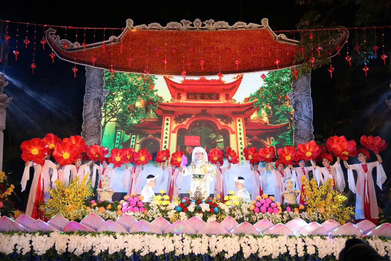 Nghệ nhân ưu tú Hoàng Gia Nhật biểu diễn 2 giá đồng Giá Chúa Ngũ Phương và Giá Chúa Bà Cà Phê tại đình Hàng Kênh dịp tháng 5.2025