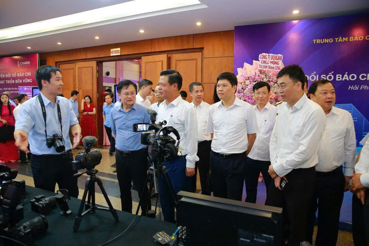 Các đại biểu tham quan gian trưng bày một số sản phẩm công nghệ chuyển đổi số đối với lĩnh vực báo chí