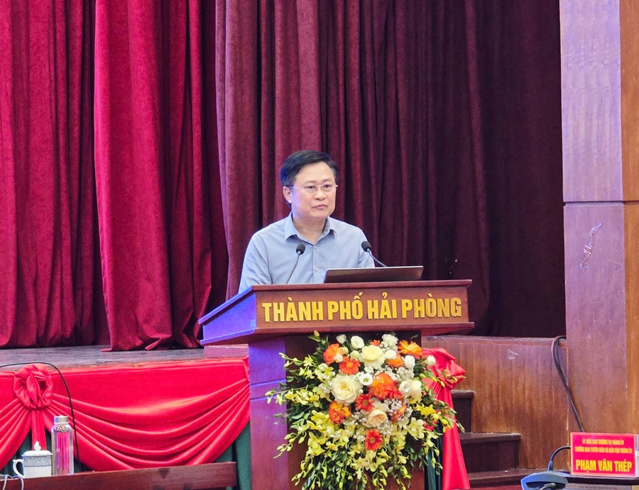 Ông Phạm Văn Tuấn, Giám đốc Trung tâm Báo chí và Truyền thông Thành phố Hải Phòng trình bày đề dẫn tọa đàm