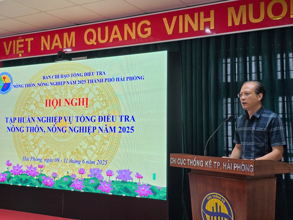 Ông Lê Gia Phong, Chi cục trưởng Chi cục Thống kê Hải Phòng, Phó trưởng ban Thường trực Ban Chỉ đạo Tổng điều tra TP. Hải Phòng phát biểu tại Hội nghị tập huấn