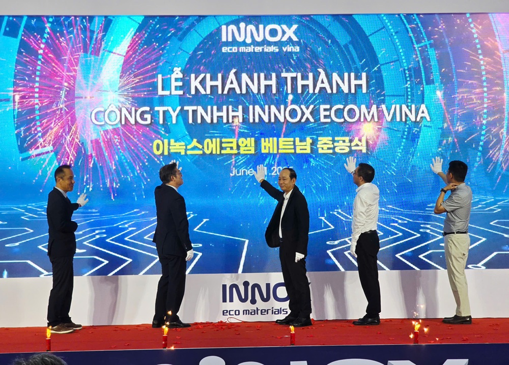 Các đại biểu nhấn nút khánh thành Dự án