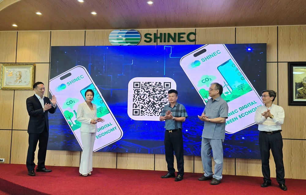 Các đại biểu nhấn nút công bố giải pháp số quản lý phát thải Carbon cho khu công nghiệp Nam Cầu Kiền