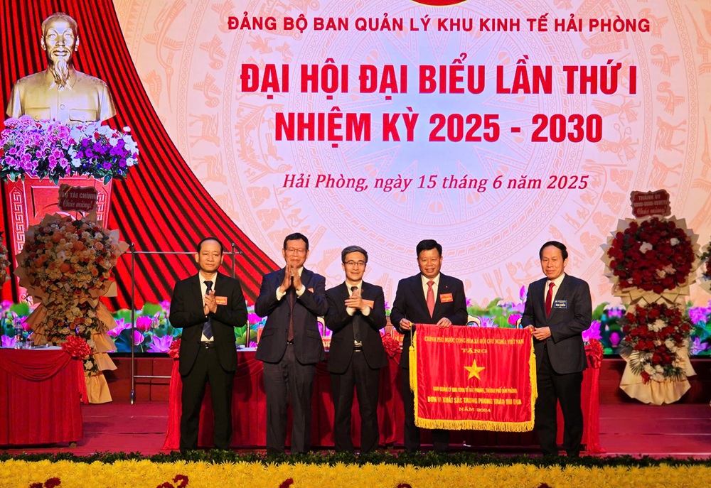 Ban Quản lý Khu kinh tế Hải Phòng vinh dự được đón nhận Cờ Thi đua của Thủ tướng Chính phủ