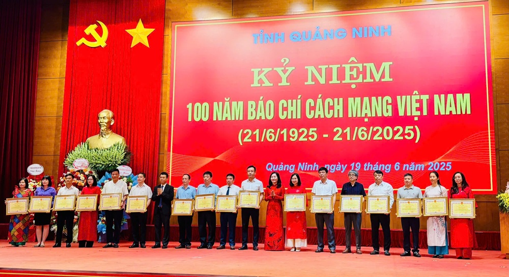 Nhà báo Phạm Thanh Tân, Trưởng Văn phòng đại diện Báo tài chính - Đầu tư khu vực Đông Bắc, Bộ tài chính (thứ 5 từ phải sang) vinh dự đón nhận Bằng khen của UBND tỉnh Quảng Ninh