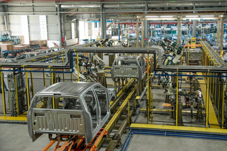 Dây chuyền lắp ráp xe ô tô tại nhà máy Ford Hải Dương. Ảnh: Thành Chung