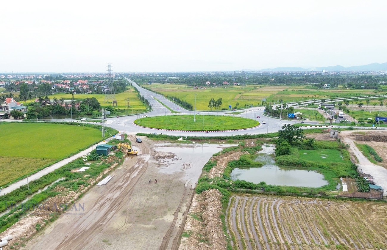 Dự án xây dựng tuyến đường trục Đông - Tây đang được triển khai theo hai giai đoạn ưu tiên
