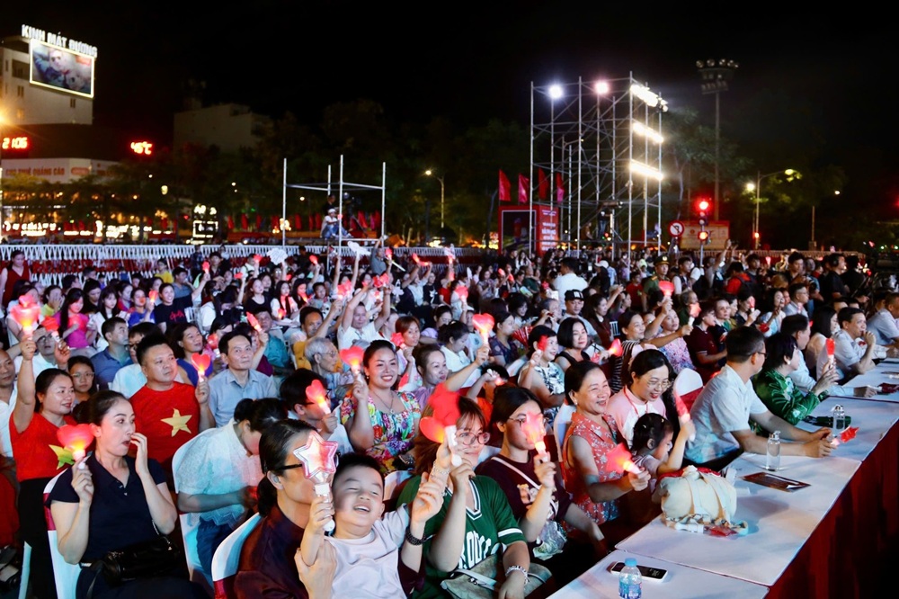 Người dân và du khách thưởng thức chương trình nghệ thuật tại Quảng trường Nhà hát Thành phố Hải Phòng