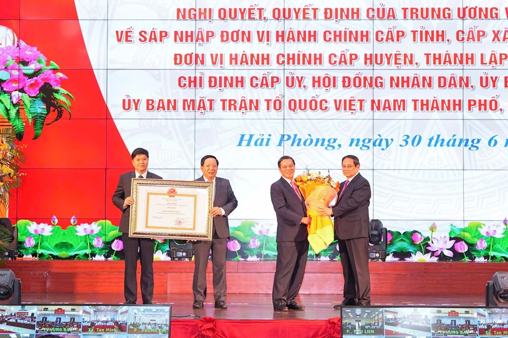 Thủ tướng Chính phủ Phạm Minh Chính trao Quyết định công nhận thành phố Hải Phòng hoàn thành nhiệm vụ xây dựng Nông thôn mới năm 2024