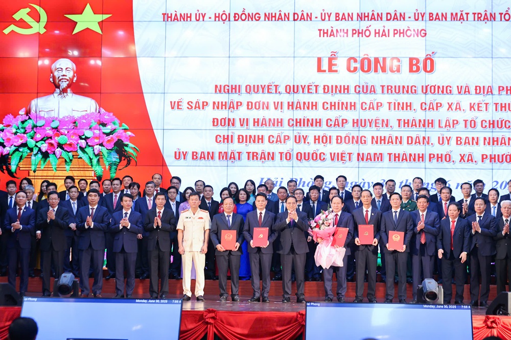 Thủ tướng Chính phủ Phạm Minh Chính trao các Quyết định, tặng hoa chúc mừng các đồng chí lãnh đạo thành phố Hải Phòng và Đảng bộ thành phố Hải Phòng (mới) ra mắt