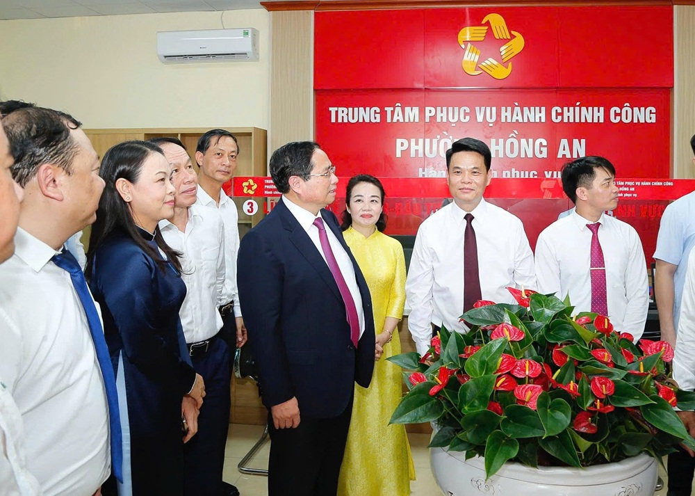 Thủ tướng Phạm Minh Chính kiểm tra thực tế hoạt động, vận hành của Trung tâm phục vụ hành chính công phường Hồng An
