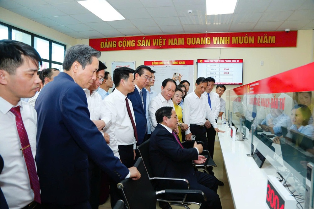 Thủ tướng Phạm Minh Chính thăm hỏi đội ngũ cán bộ, công chức đang làm nhiệm vụ