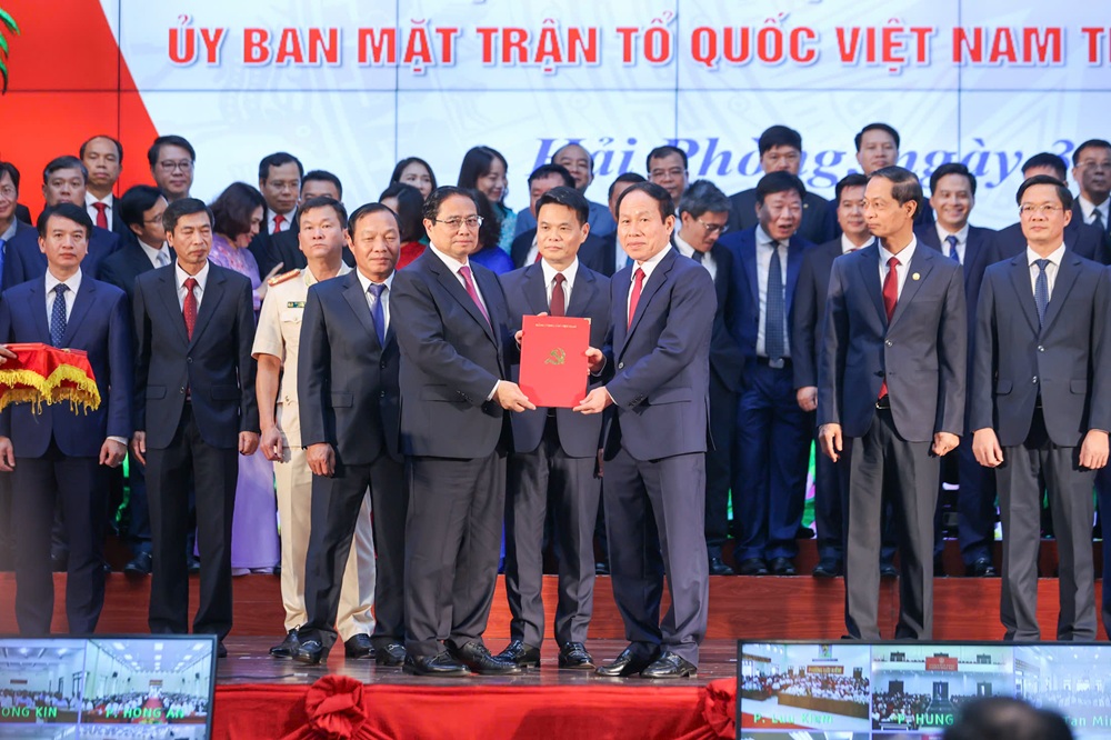 Thủ tướng Phạm Minh Chính trao quyết định của Bộ Chính trị chỉ định ông Lê Tiến Châu giữ chức Bí thư Thành ủy