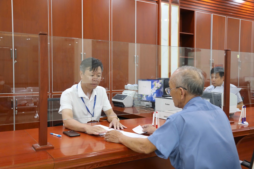 Cán bộ Trung tâm phục vụ Hành chính công phường Tứ Minh đang hướng dẫn, giải đáp các thắc mắc của người dân đến giải quyết thủ tục hành chính