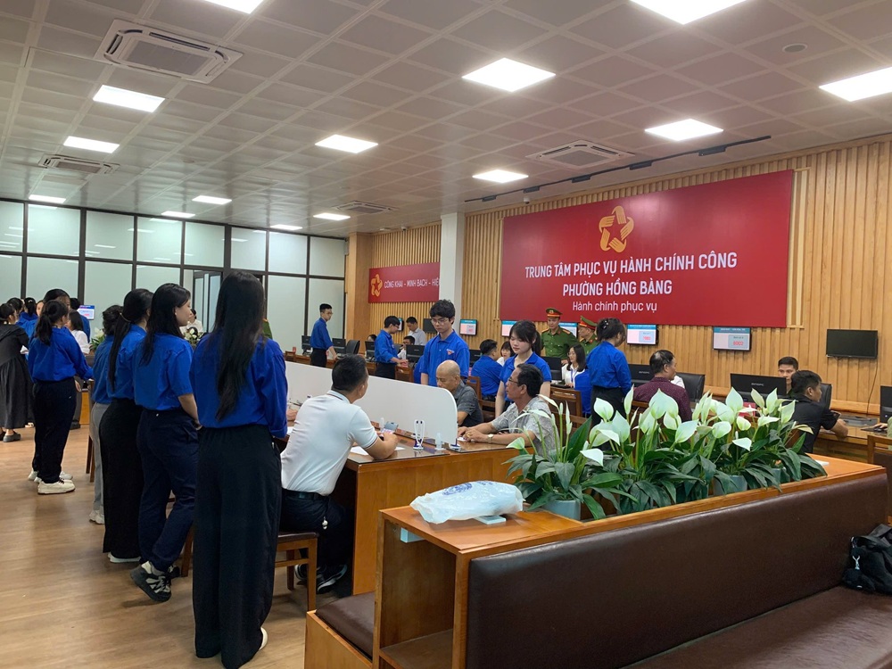 Ngày đầu thực hiện chính quyền 2 cấp, khá đông người dân đã đến làm các thủ tục hành chính tại phường Hồng Bàng