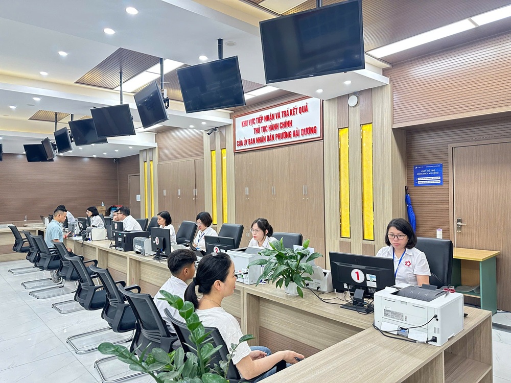 Người dân đến làm thủ tục hành chính tại Trung tâm phục vụ hành chính công phường Hải Dương