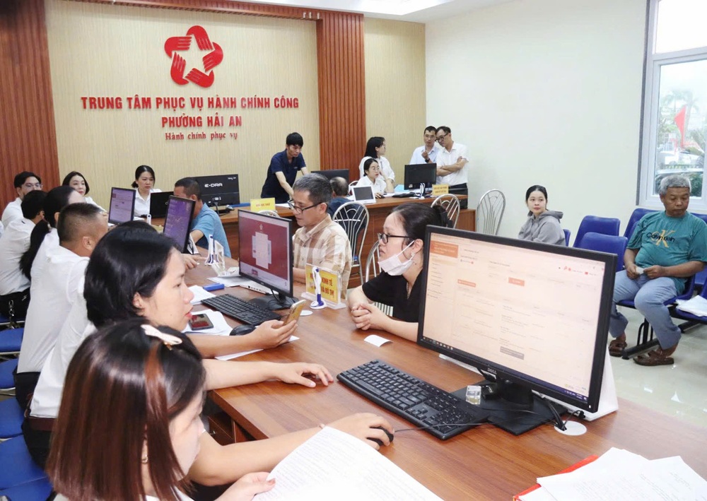 Người dân đến làm thủ tục tại Trung tâm Phục vụ hành chính công phường Hải An