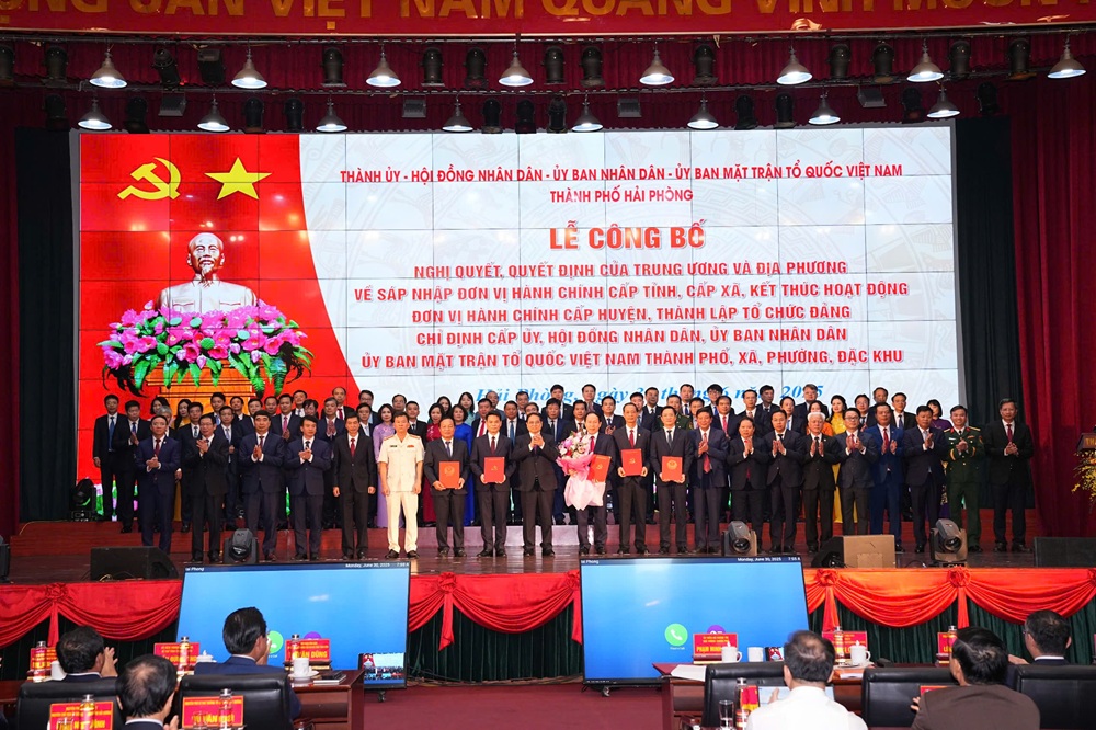 Thủ tướng Chính phủ Phạm Minh Chính trao các Quyết định, tặng hoa chúc mừng các đồng chí lãnh đạo thành phố Hải Phòng và Đảng bộ thành phố Hải Phòng (mới) ra mắt.