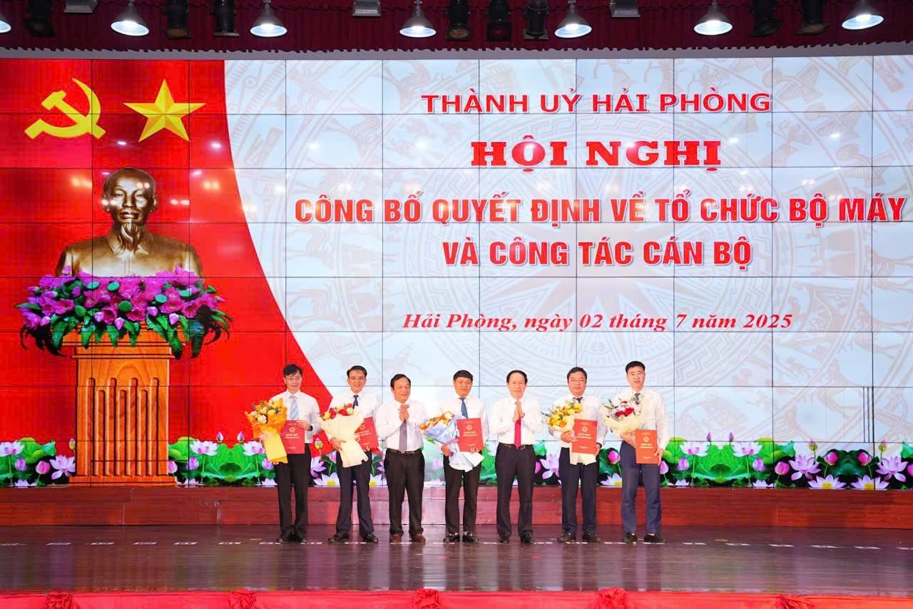 Trao quyết định bổ nhiệm cán bộ lãnh đạo quản lý thuộc Văn phòng Đoàn đại biểu Quốc hội và HĐND; các Ban của HĐND thành phố