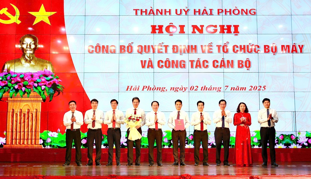 Bí thư Thành ủy Hải Phòng trao quyết định, tặng hoa cho các lãnh đạo UBND Thành phố