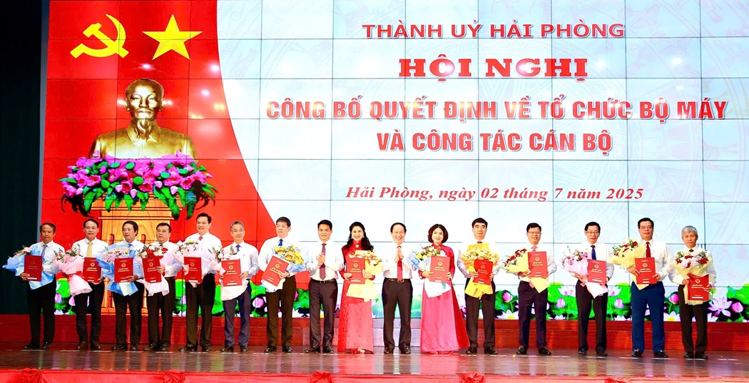 Ông Lê Tiến Châu, Bí thư Thành ủy Hải Phòng và ông Lê Ngọc Châu, Chủ tịch UBND TP. Hải Phòng trao quyết định bổ nhiệm cho lãnh đạo các sở, ngành
