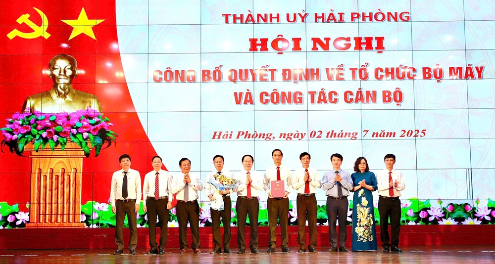 Ông Lê Tiến Châu, Bí thư Thành ủy Hải Phòng và ông Lê Văn Hiệu, Chủ tịch HĐND TP. Hải Phòng trao quyết định của Đảng bộ Các cơ quan đảng Thành phố