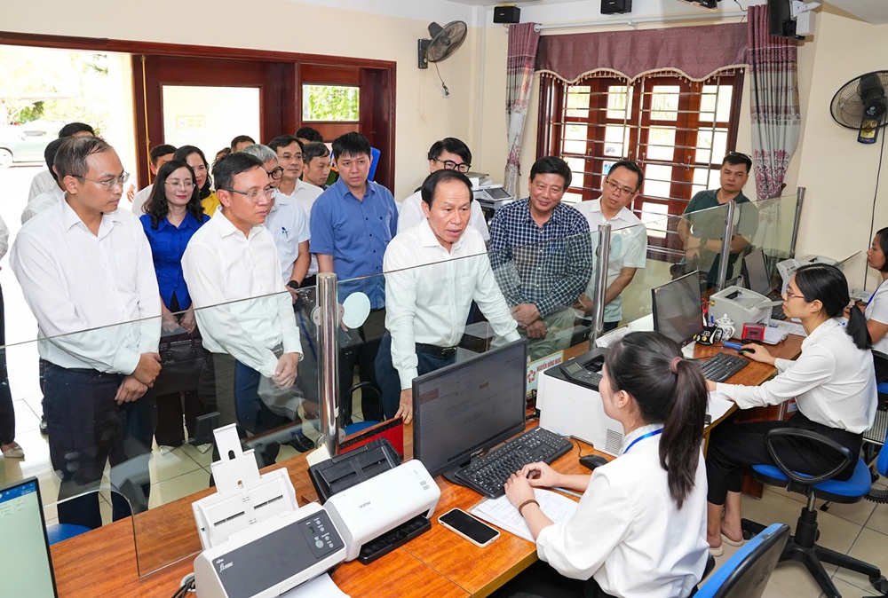 Ông Lê Tiến Châu, Bí thư Thành ủy Hải Phòng kiểm tra hoạt động tại Trung tâm Phục vụ hành chính công phường Ái Quốc