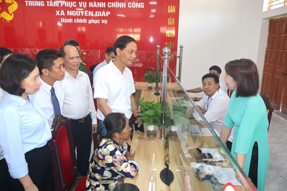 Ông Đỗ Mạnh Hiến, Phó Bí thư thường trực Thành ủy Hải Phòng trao đổi với cán bộ làm công tác tiếp nhận TTHC tại Trung tâm Phục vụ hành chính công xã Nguyên Giáp