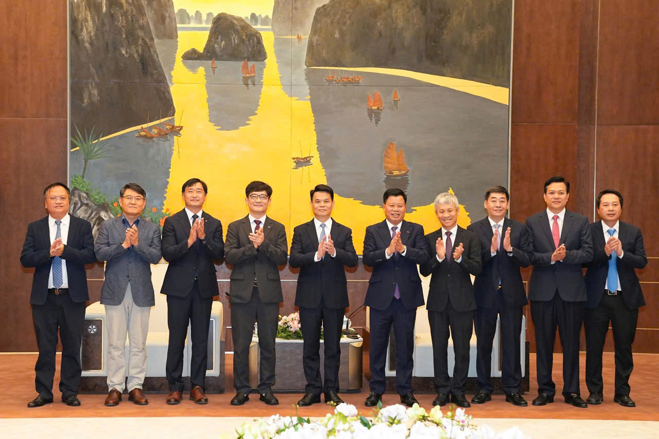 Chủ tịch UBND Thành phố Hải Phòng chụp ảnh lưu niệm cùng lãnh đạo Tập đoàn LG